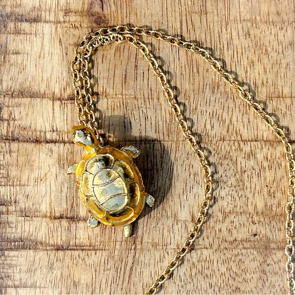✨VINTAGE✨ Gold plated sea turtle necklace. 18” chain with round clasp - Picture 2 of 5